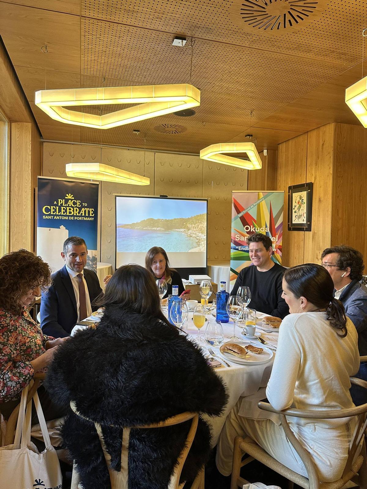 Sant Antoni refuerza su agenda en FITUR con dos jornadas de encuentros con medios nacionales.