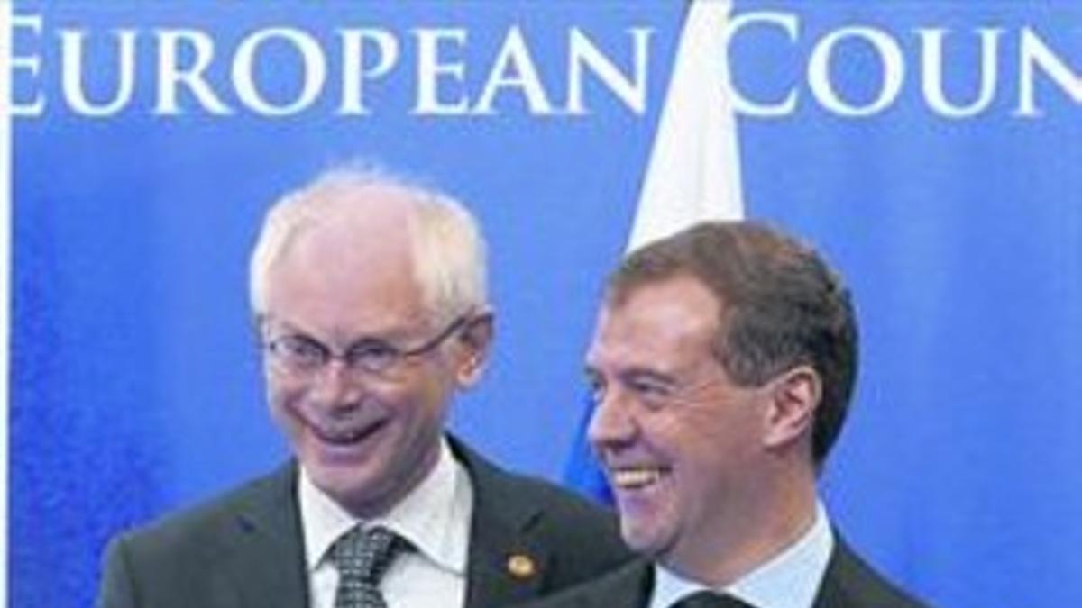 Herman Van Rompuy (izquierda) junto a Dmitri Medvédev, ayer.