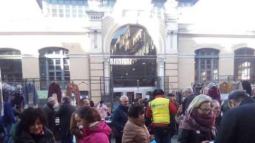 La recogida de firmas, ayer, en la plaza de Mieres.