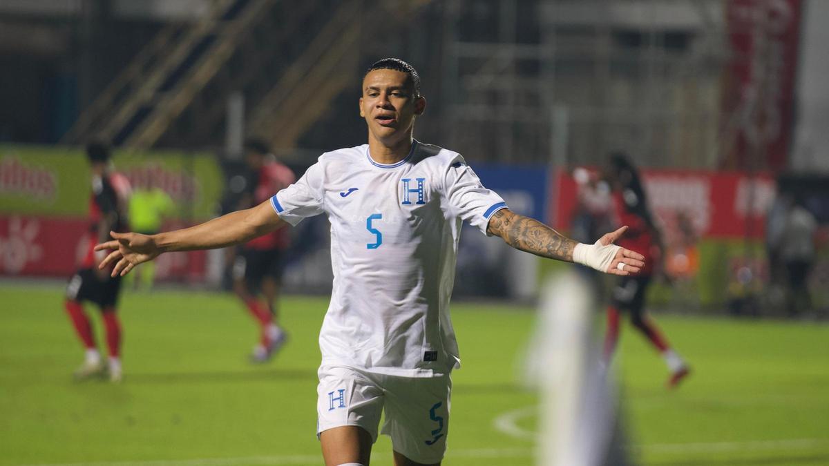 Kervin Arriaga celebra un gol con la selección hondureña.