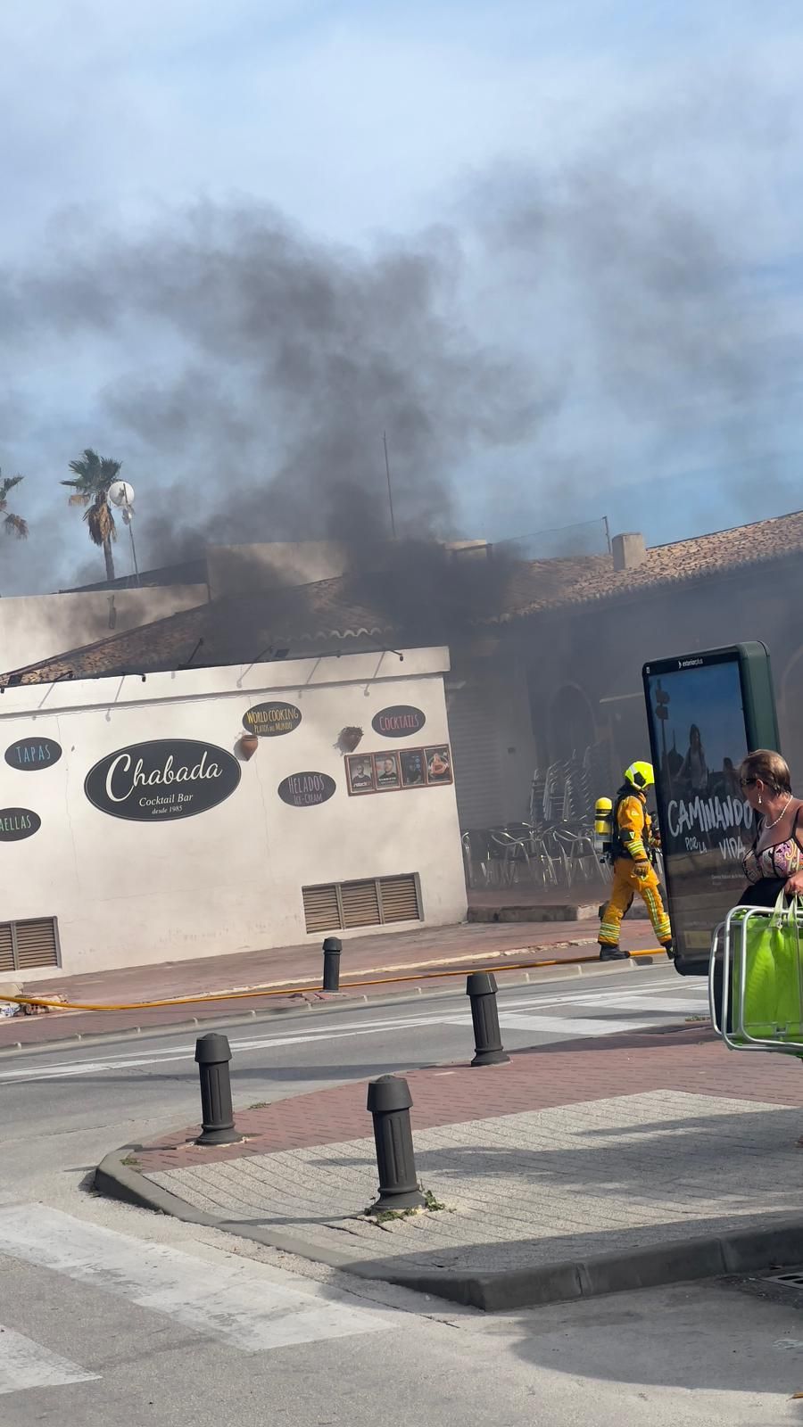 Las imágenes del incendio del transformador de la playa del Arenal de Xàbia que ha dejado sin luz a miles de abonados