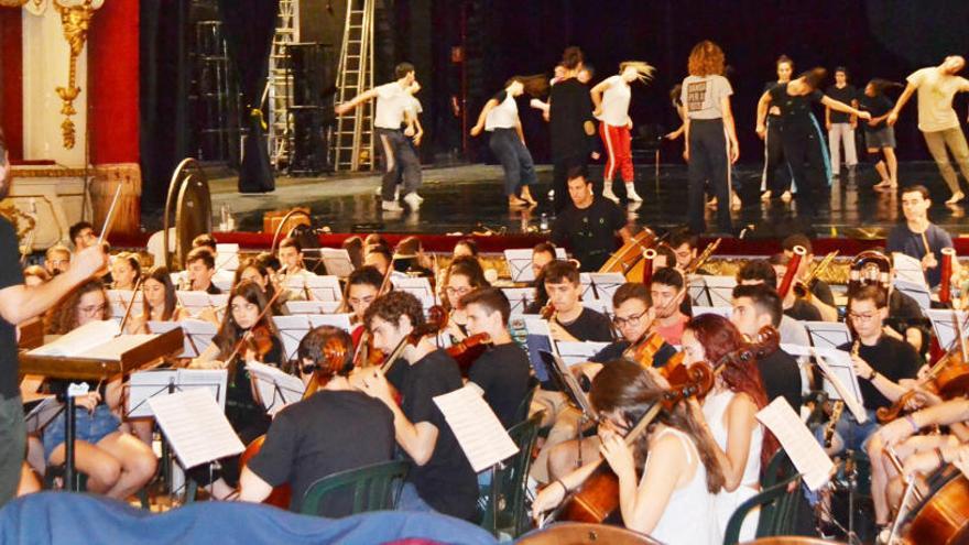 Ensayo de la Joven Orquesta de la GV y el Joven Cuerpo de Danza para la obra de Stravinsky.