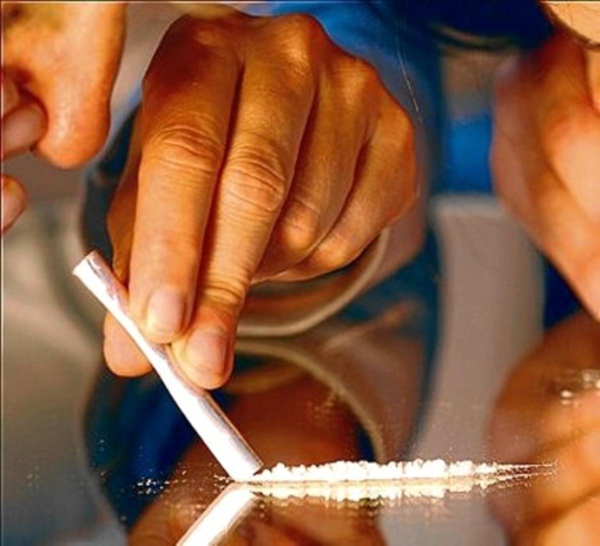 Un home esnifa cocaïna. Un home esnifa cocaïna.