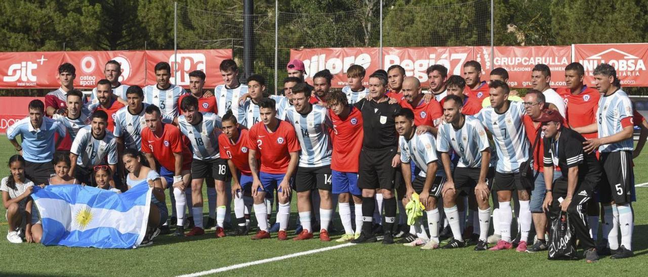 Els futbolistes d’Argentina i Xile es van fotografiar junts abans de l’inici del primer duel del torneig | ALEX GUERRERO