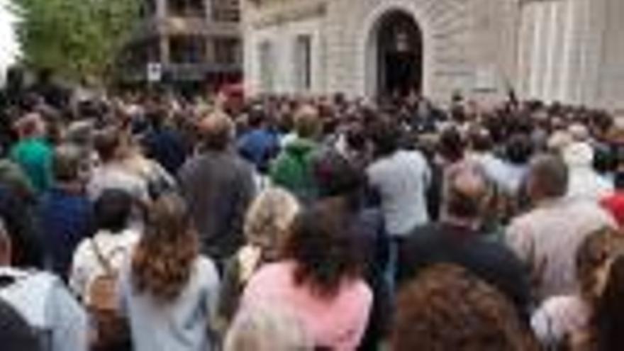 La multitud, concentrada ahir al davant de l&#039;ajuntament de Banyoles.