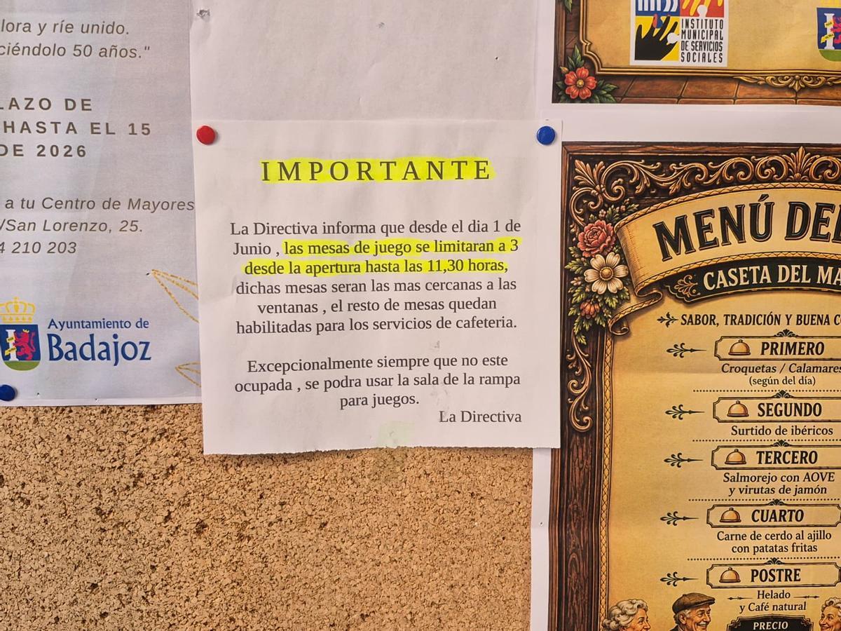 Cartel que restringe el uso de las mesas a partir del 1 de junio.