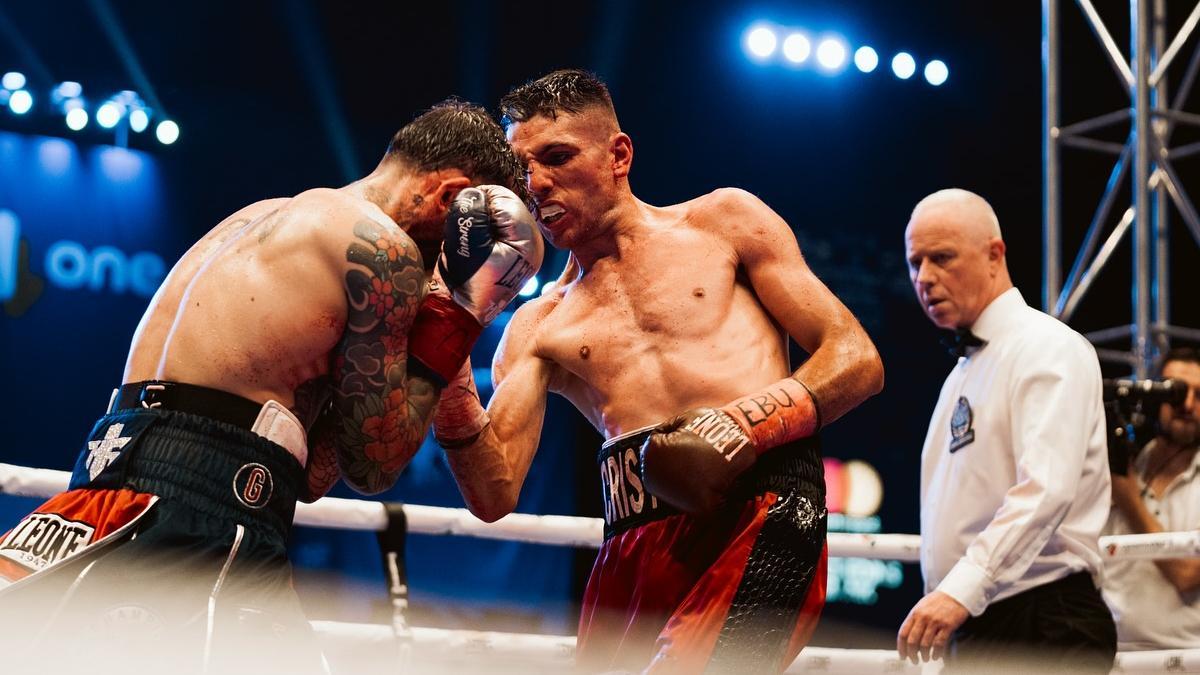 Cristóbal Lorente conecta una derecha a Mauro Forte