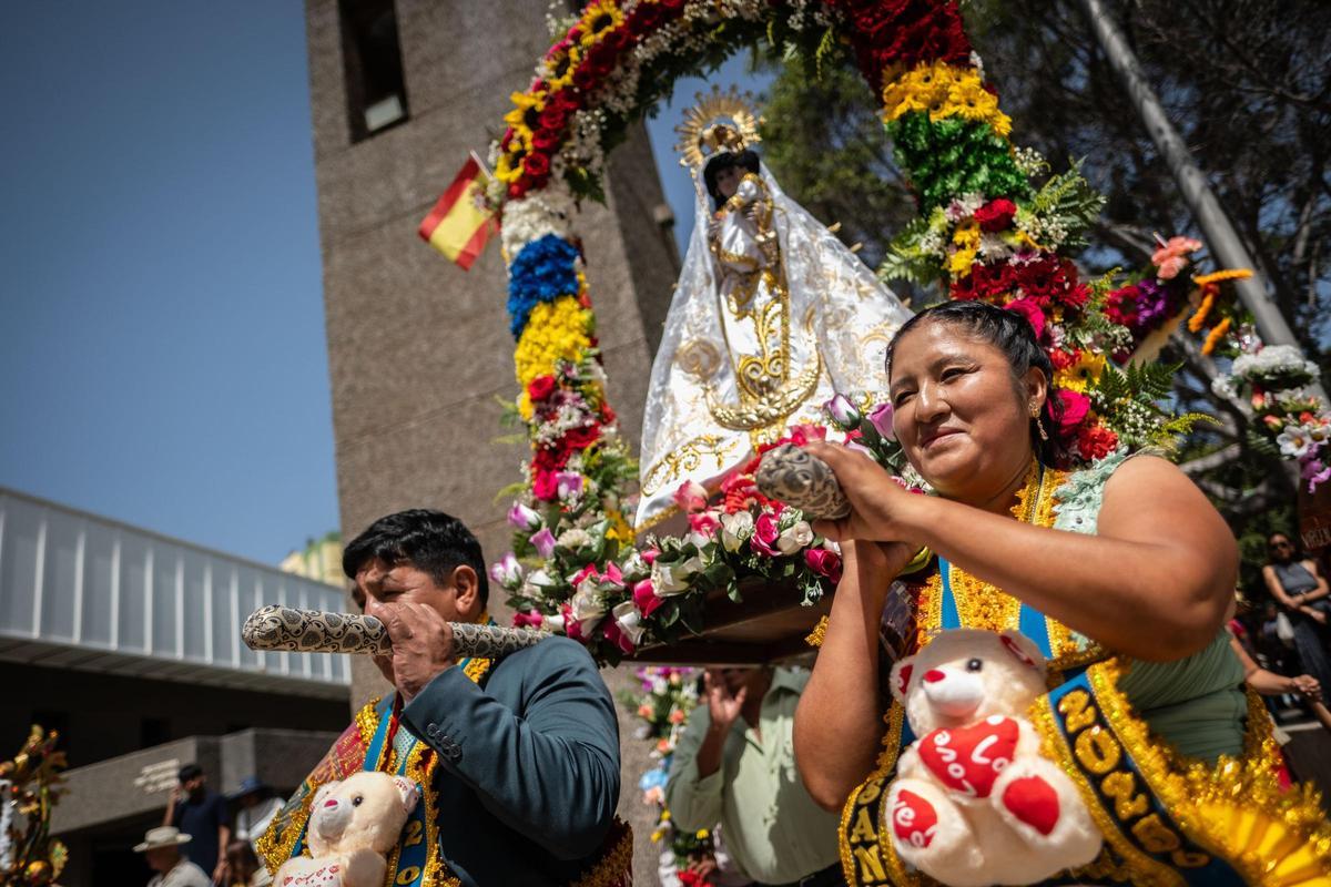Fiesta de la virgen de Copacabana de la comunidad boliviana en Tenerife