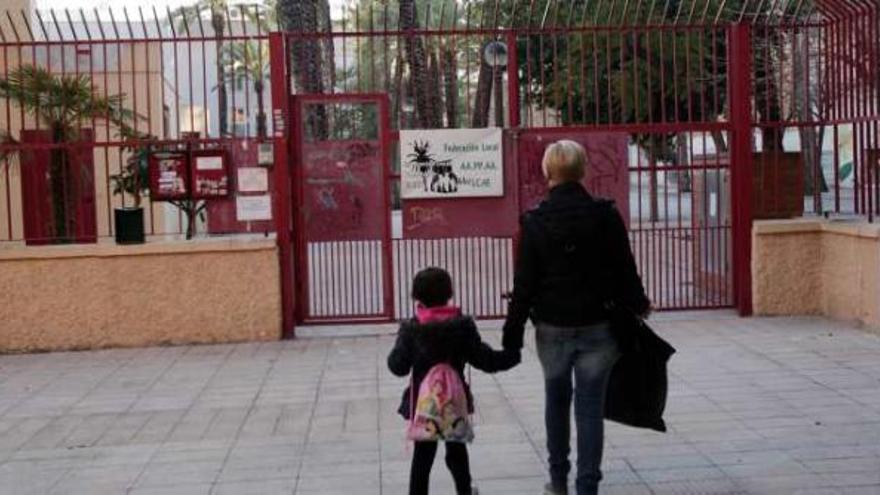 Acceso a la hasta ahora sede de la FAPA de Elche, en la calle Abadía, en imagen retrospectiva.