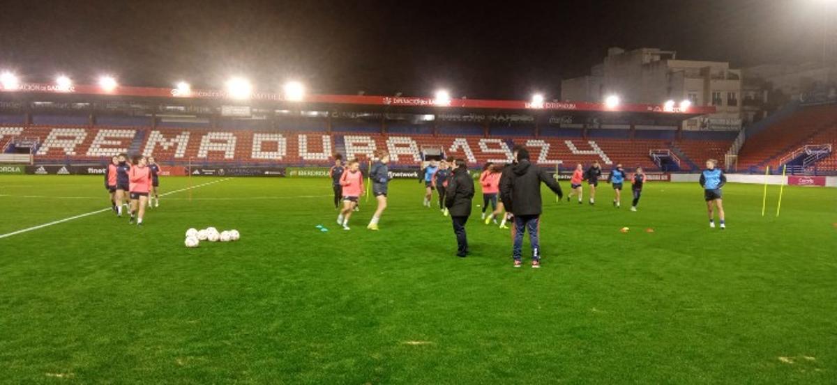 Las jugadoras del Sporting de Huelva durante su entrenamiento en el Francisco de la Hera.