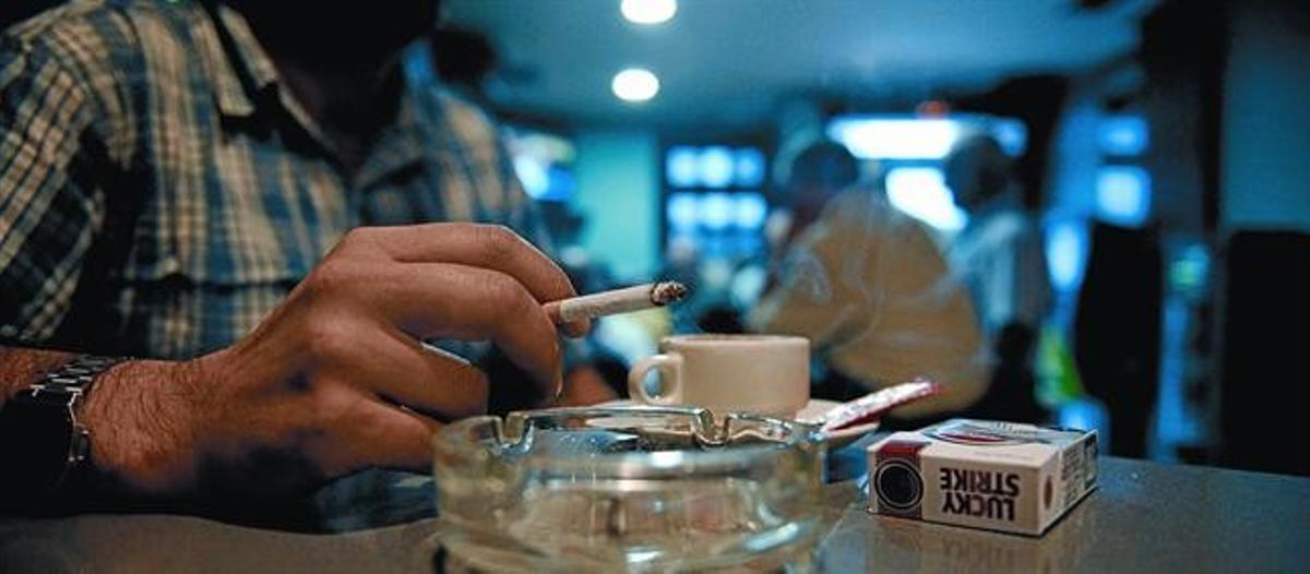 Un home fuma un cigarret en un bar de Guernica, ahir. Un home fuma un cigarret en un bar de Guernica, ahir.