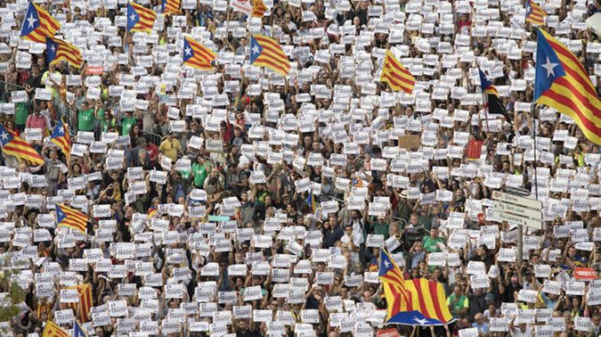 Manifestación en Barcelona para reclamar la libertad de Jordi Sànchez y Jordi Cuixart.