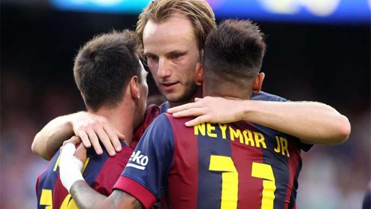 Rakitic celebra con Messi y Neymar un gol en el Barça-Granada