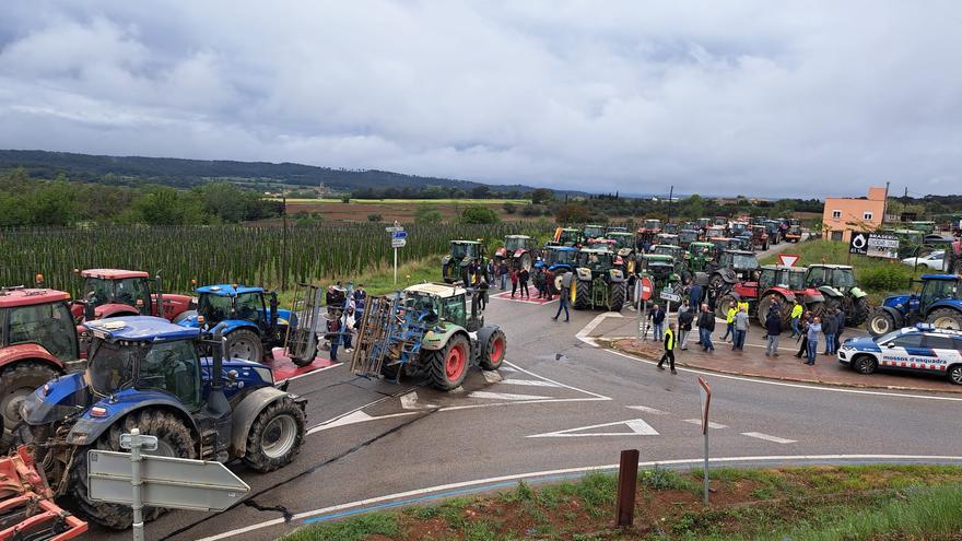 Vídeo | Els pagesos gironins tornen a tallar carreteres en protesta per la gestió de la sequera