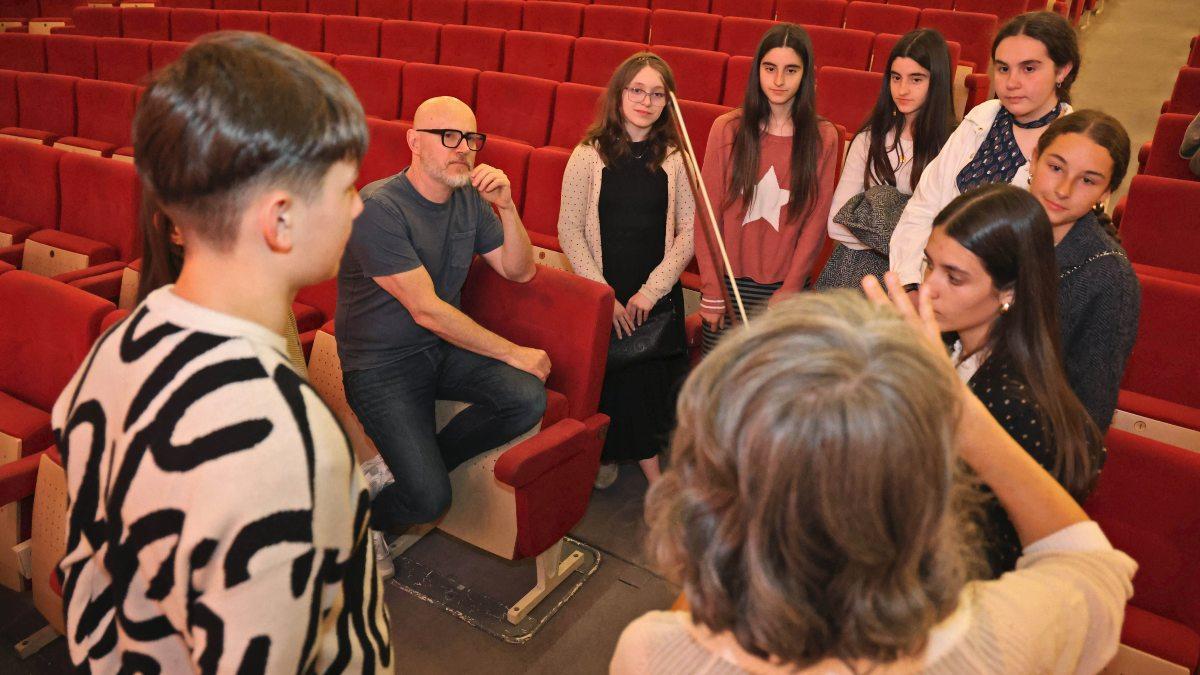 Segundo por la izquierda, Baldur Brönnimann, como parte de una actividad formativa.