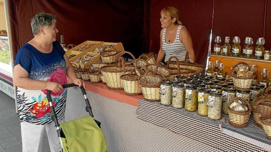 Una de les parades obertes ahir al mercat de Cal Rosal però sense bolets frescos