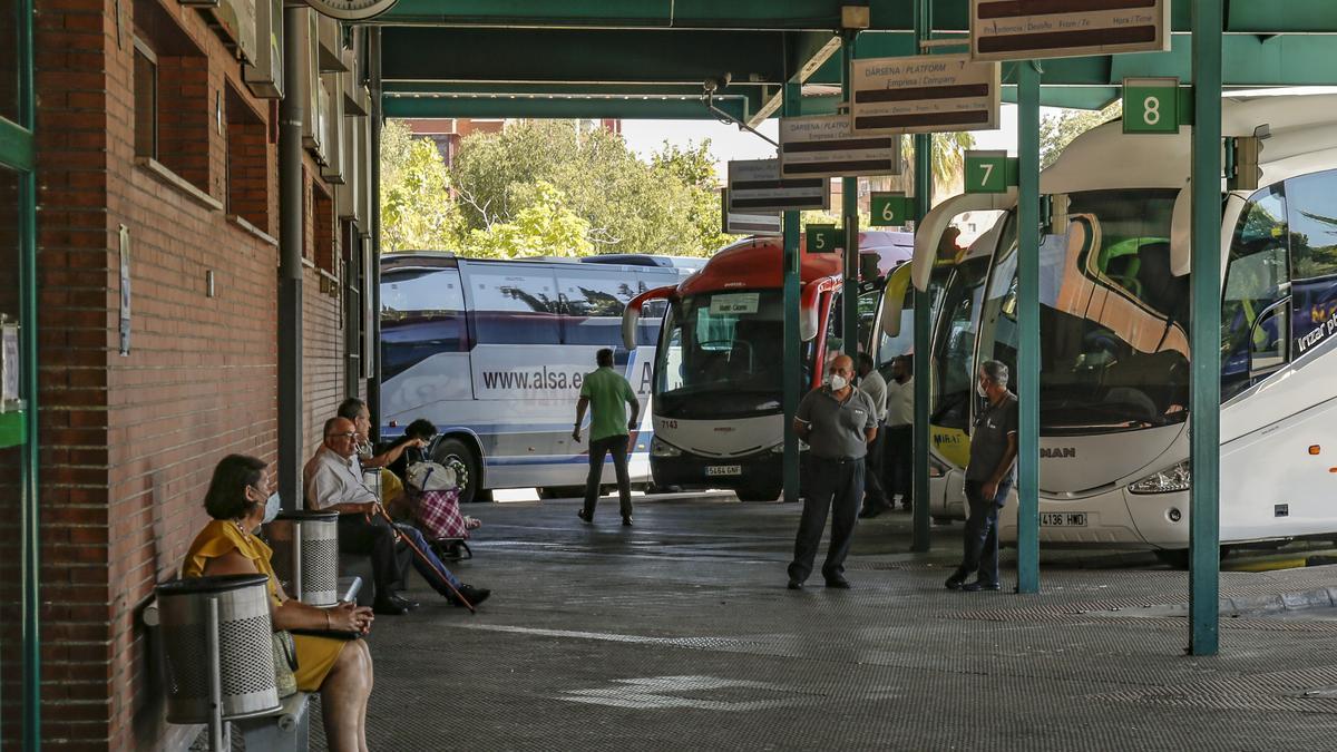 Usuarios y vehículos en la estación de autobuses de Cáceres.