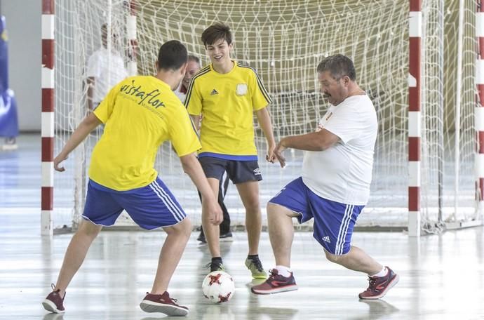 LAS PALMAS DE GRAN CANARIA. Fernando Clavijo participa junto a candidatos de la formación nacionalista y de otras fuerzas políticas en el partido de fútbol sala ?Una goleada al fracaso? organizado por el Club Deportivo Evangélico.  | 16/05/2019 | Fotógrafo: José Pérez Curbelo