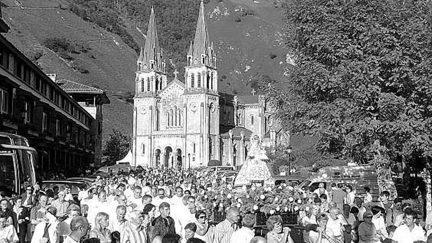 La procesión de la primera jornada de la novena de Nuestra Señora de Covadonga.