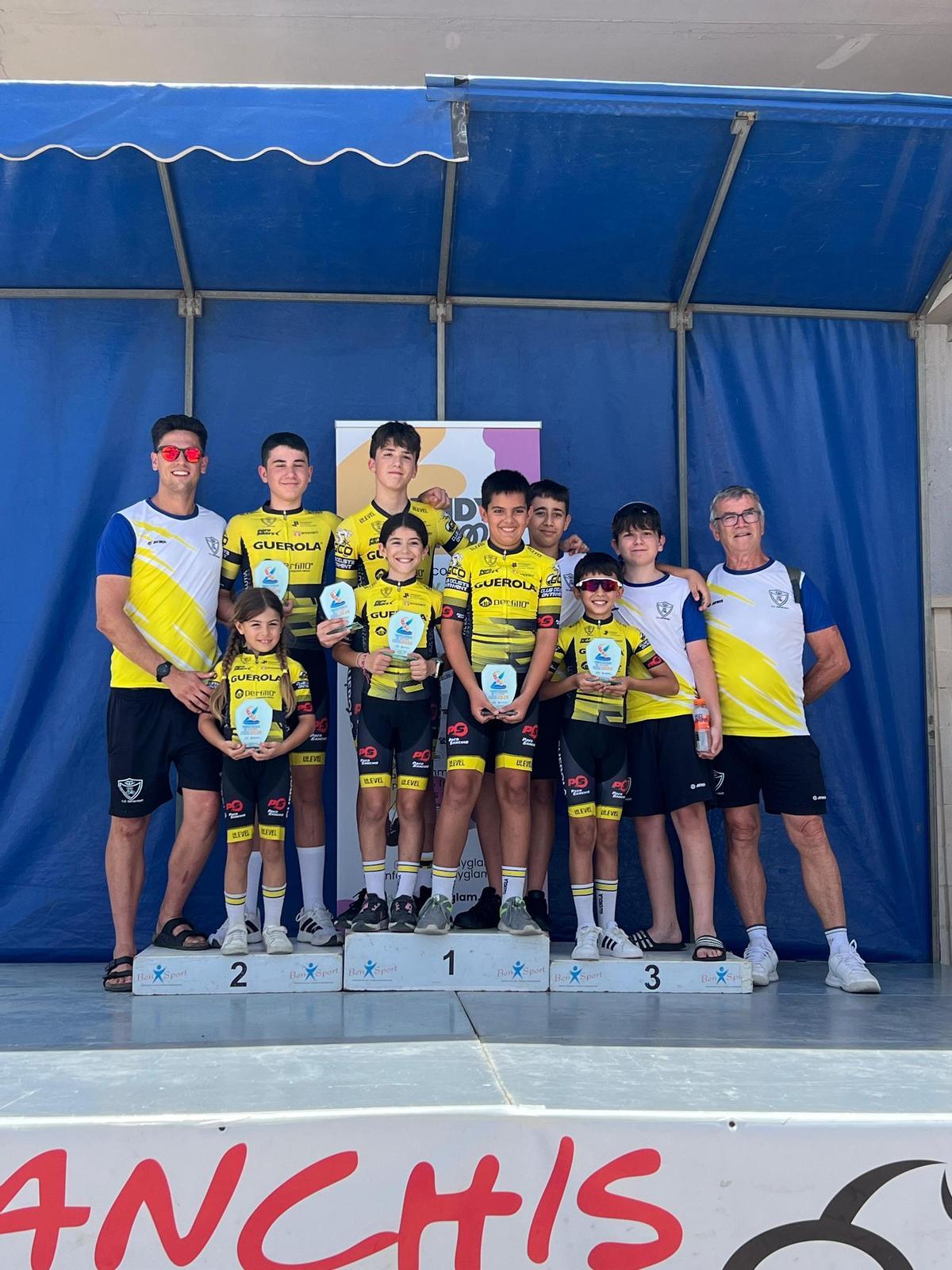 Deportistas de la Escola de Ciclisme Ontinyent en el Trofeu de Benigànim.