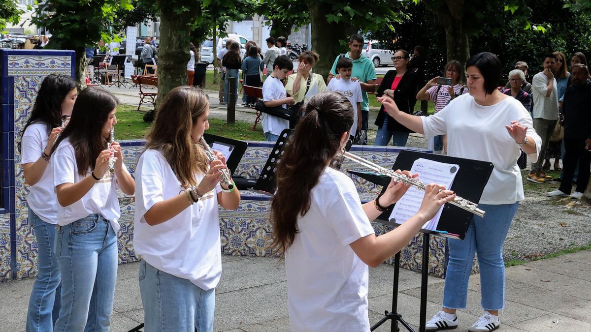 Los alumnos vilagarcianos durante su actuación en la plaza de A Independencia.