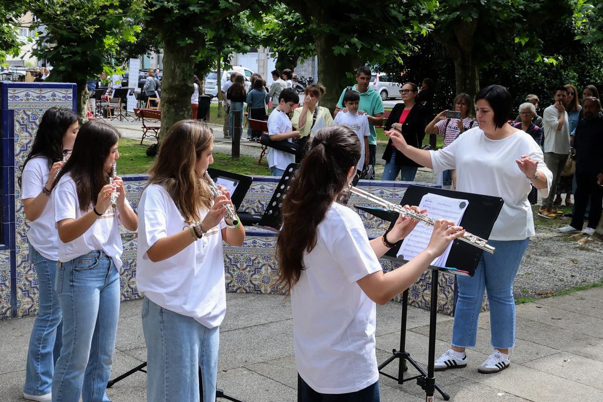 Los alumnos vilagarcianos durante su actuación en la plaza de A Independencia.