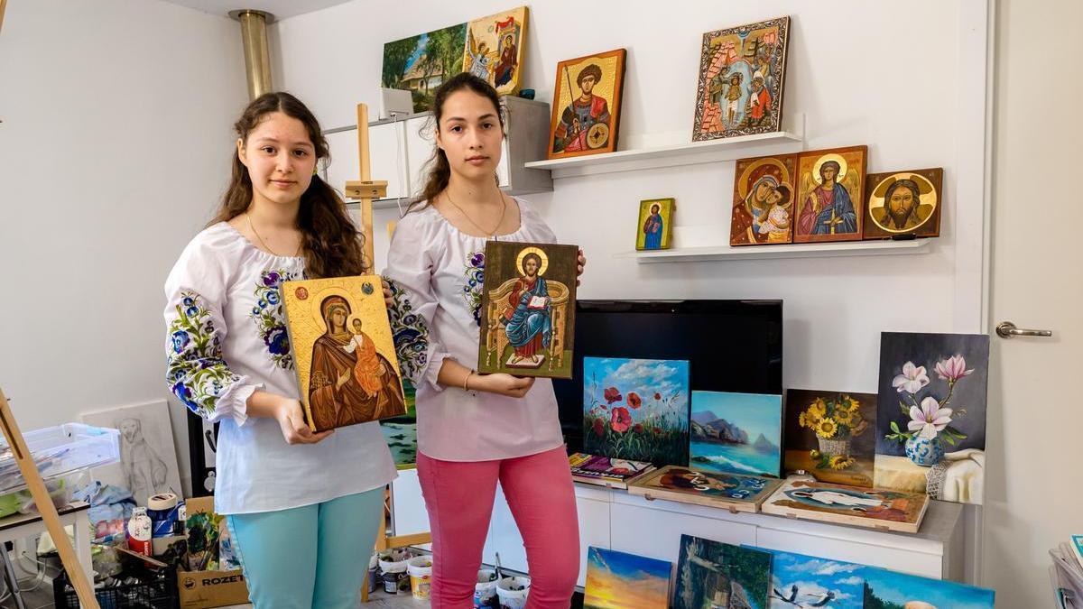 Las dos hermanas, con  varias de sus pinturas  en el salón de la casa  en la que viven.