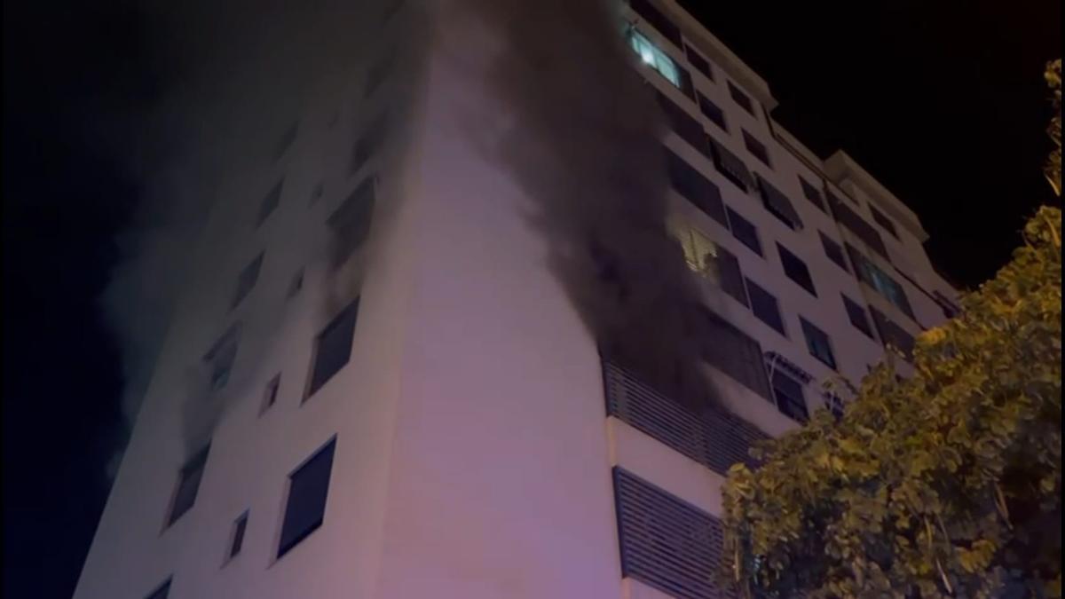 El humo saliendo de la vivienda incendiada la pasada medianoche en el PAU 1.