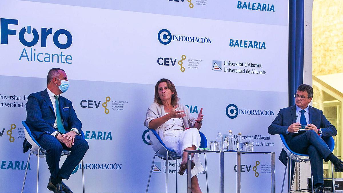 Teresa Ribera en el Foro Alicante junto el presidente de CEV, Perfecto Palacio, y el director del Club INFORMACIÓN, Toni Cabot. |