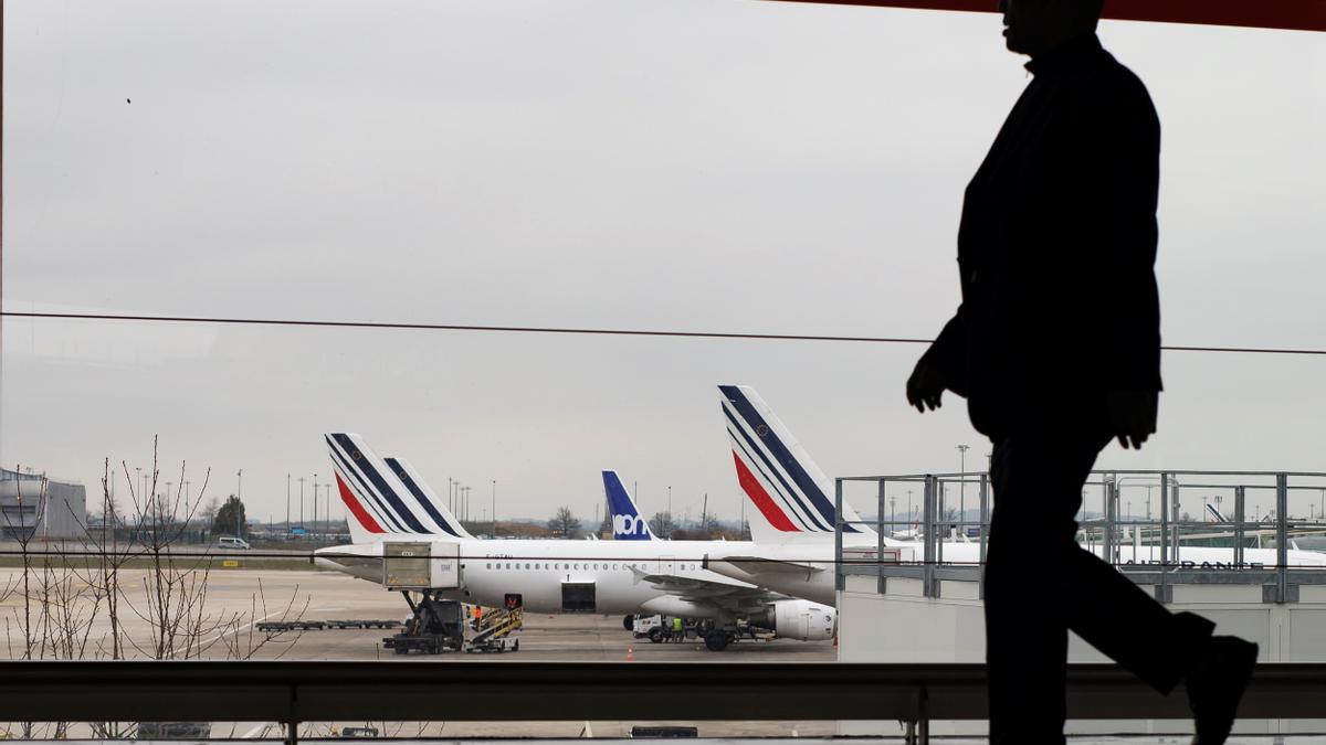 Un pasajero camina por Charles de Gaulle, París.