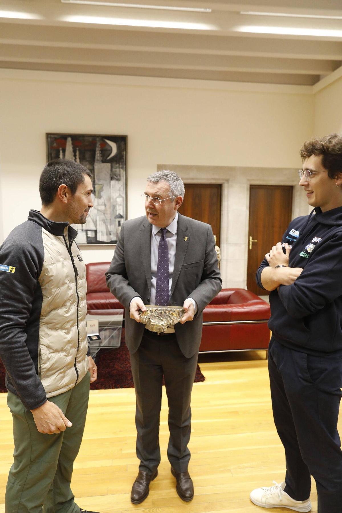 Girona. Diputacio. Miquel Noguer (president Diputacio) fa la rebuda institucional a Pau Navarro i Jan Rosa, guanyadors del Dakar en challenger; i Oriol Vidal, guanyador en stock