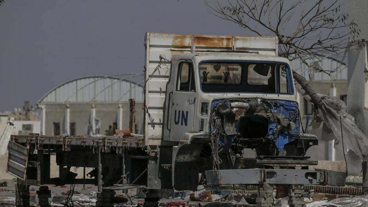 Un camión de la UNRWA destrozado por los bombardeos israelíes en Jan Yunis, en el sur de la Franja de Gaza.