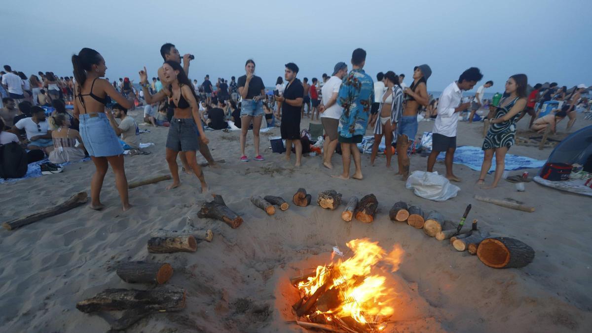 Las hogueras son el elemento más peligroso de la Noche de San Juan.