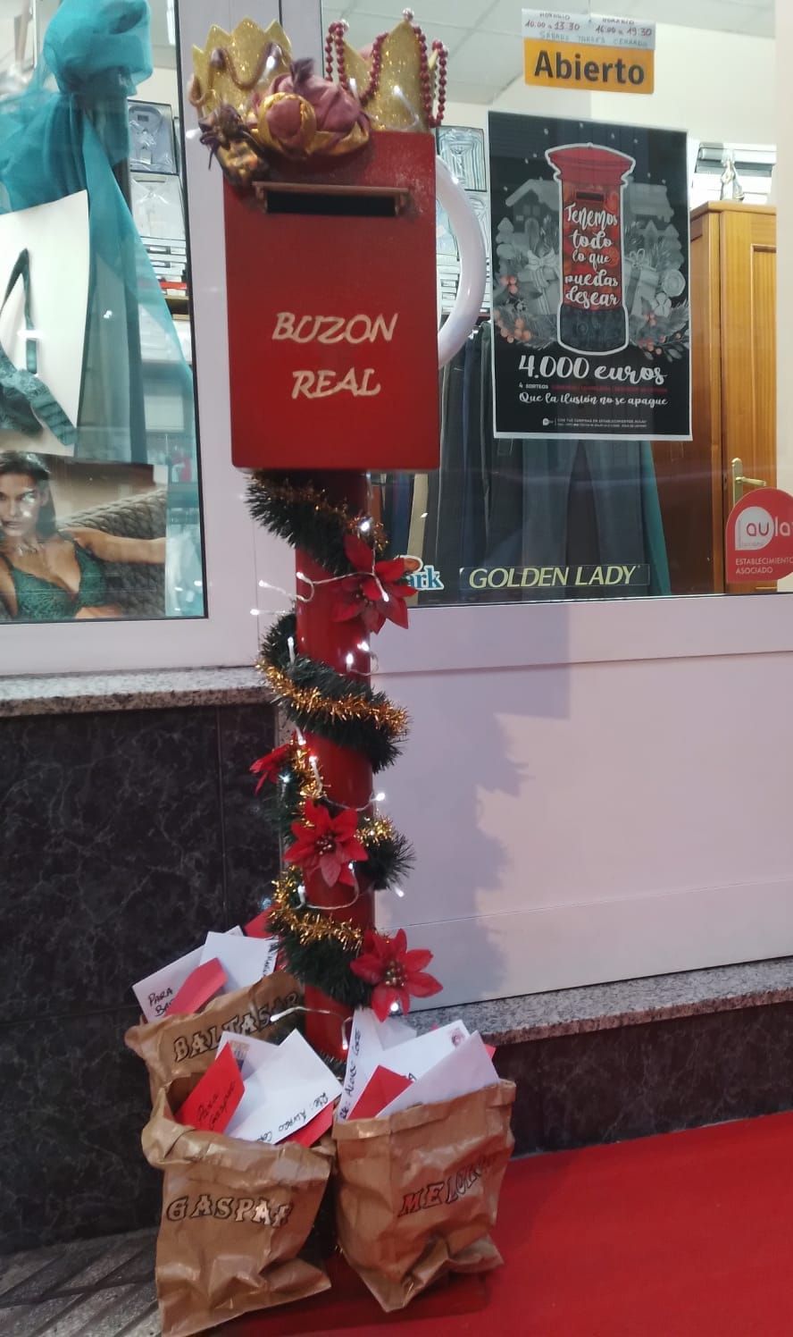 Los comerciantes de Laviana se vuelcan con la Navidad: instalan un centenar de buzones para recibir las cartas de los Reyes Magos y Papá Noel