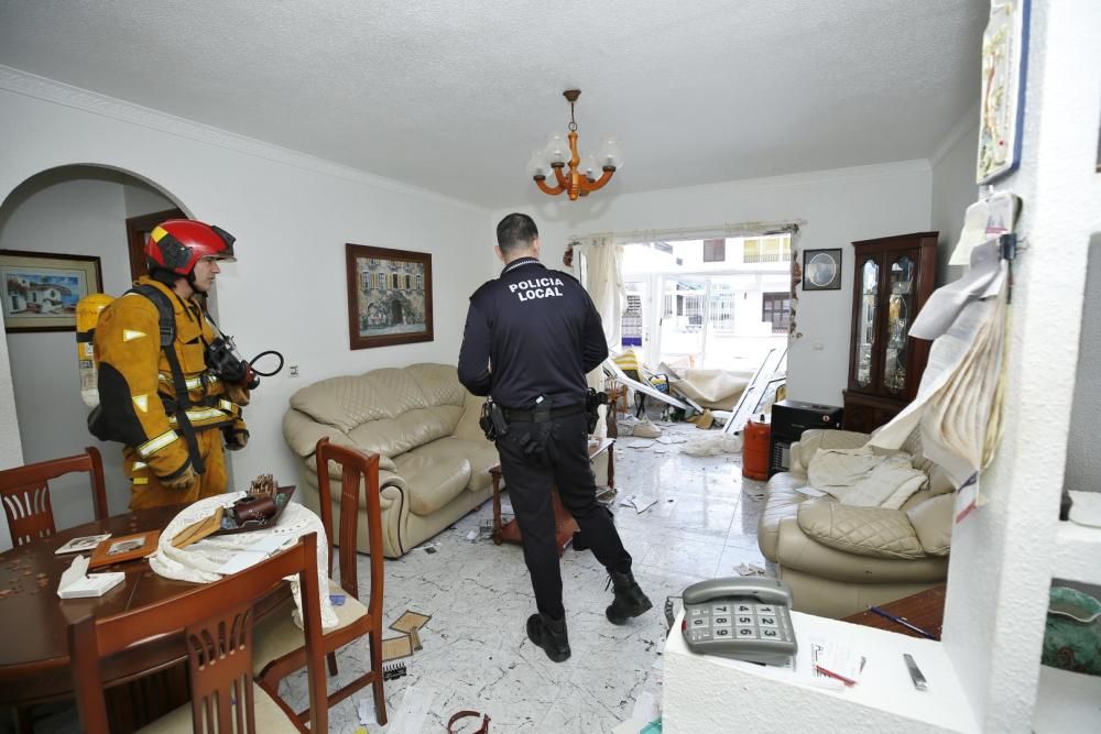 La deflagración ha causado daños en un piso situado en la planta baja de la urbanización Lomas Playa de Torrevieja