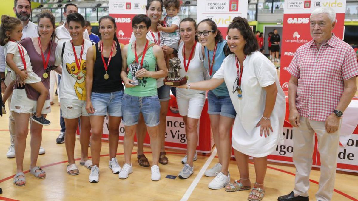 Futbolistas, técnicos,
 árbitros, organizadores y 
autoridades, ayer en la
entrega de premios.  