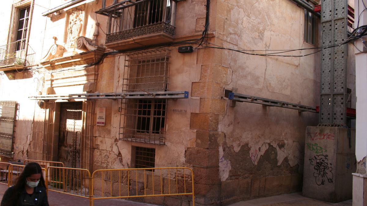Casa de Guevara, en el casco antiguo, sostenida por andamios.