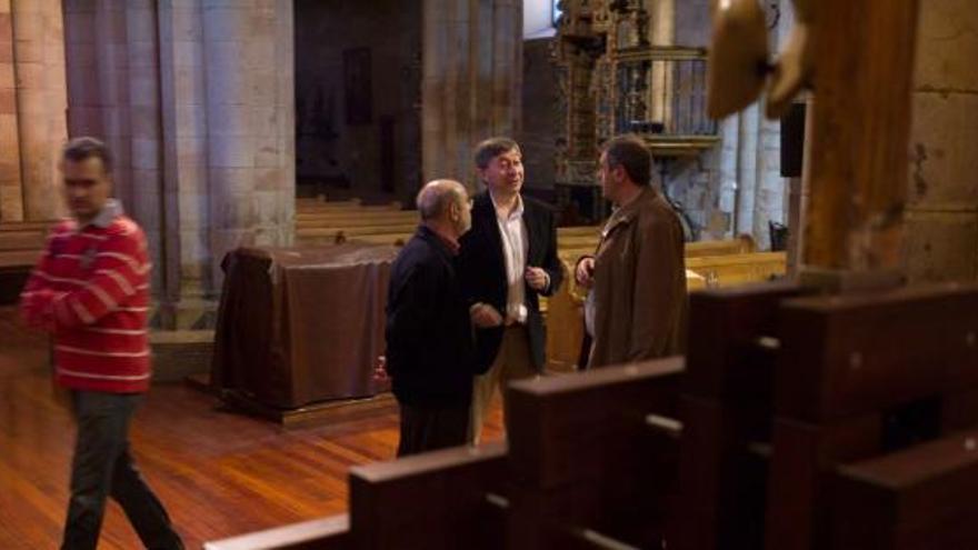 Francisco Turiel junto a Julio Carbajo en la iglesia de San Juan.