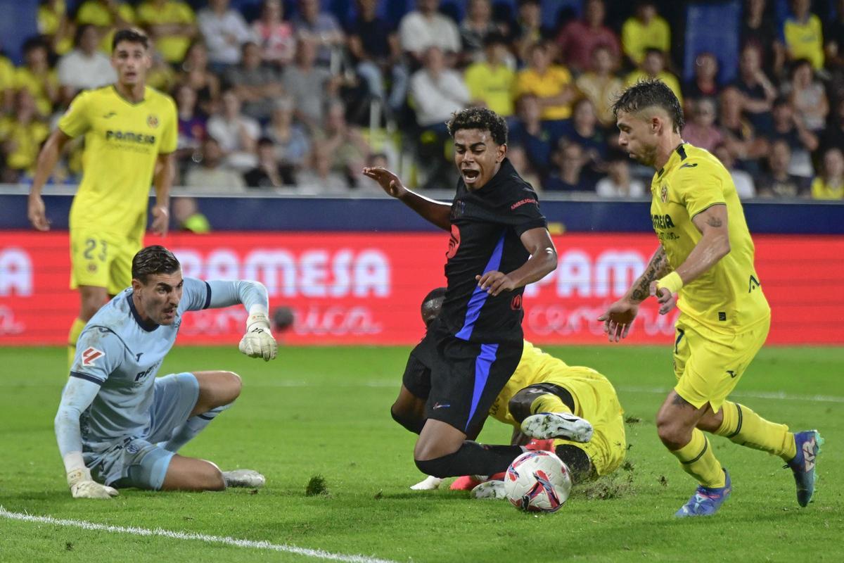 El delantero del FC Barcelona, Lamine Yamal, durante el partido con el Villarreal CF la pasada campaña.