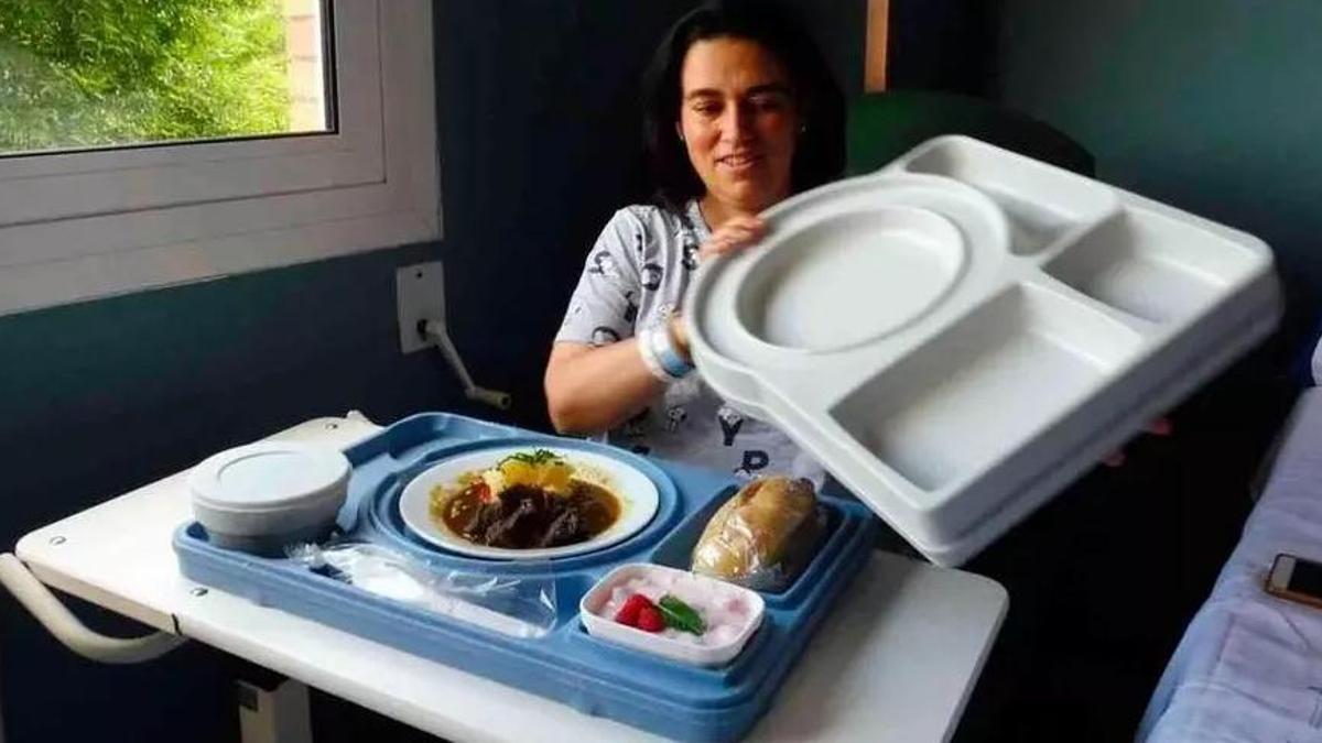 Una paciente prueba un menú con estrella Michelin en el hospital de Arriondas (archivo)