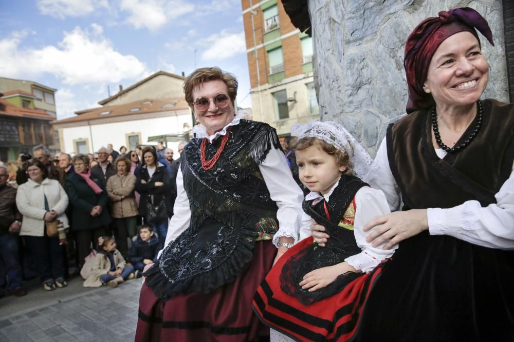 Desfile en Pola de Siero para celebrar los Güevos Pintos