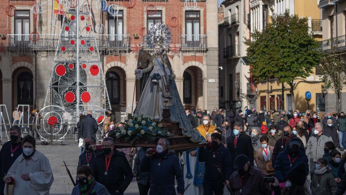 La procesión a su paso por la Plaza Mayor. | J.L. Fernández