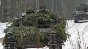 Soldats nord-americans i danesos simularan una guerra a l’àrtic