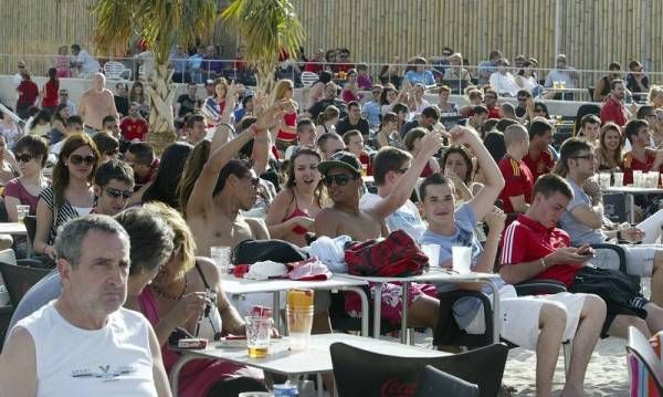 La afición zaragozana apoya a España en su debut en Las Playas