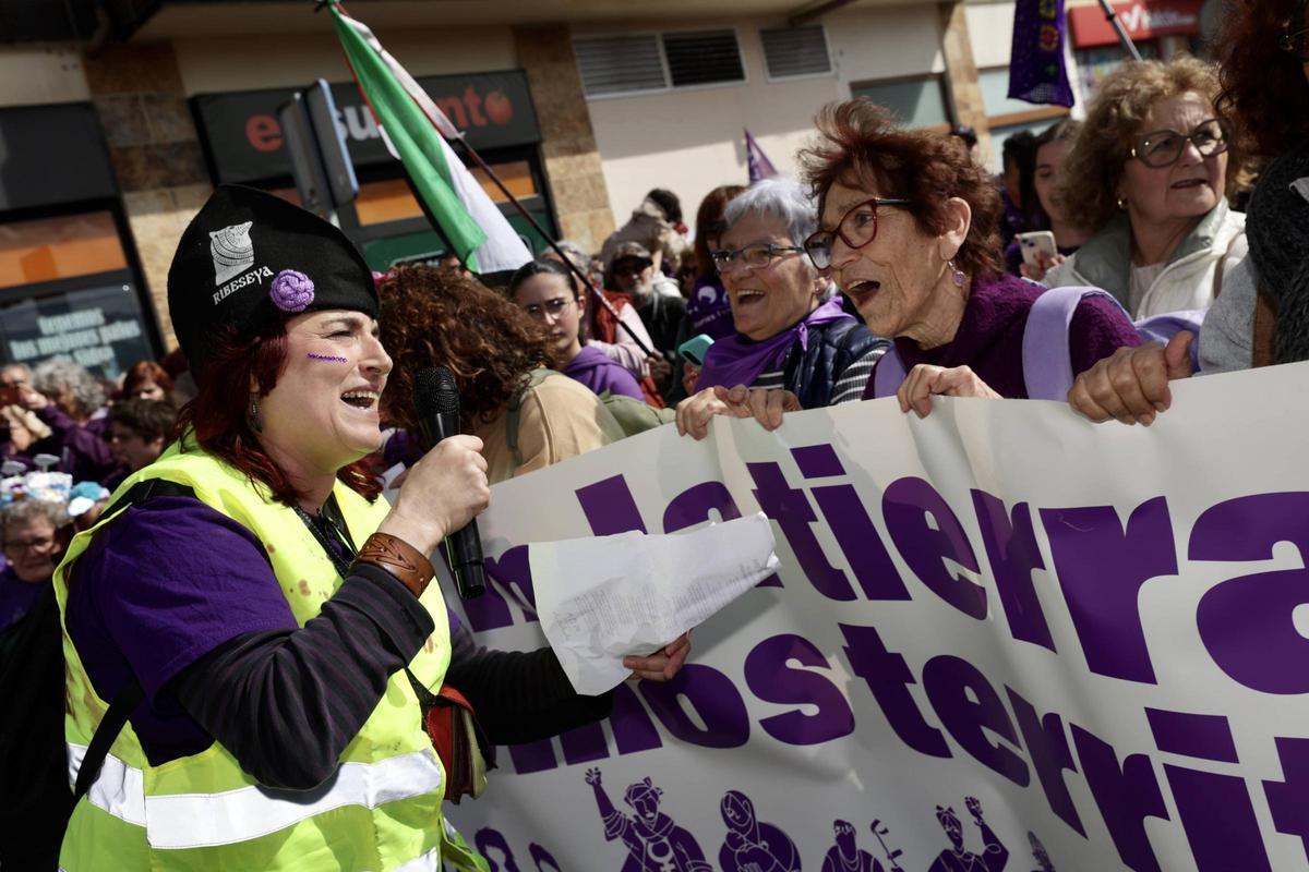 EN IMÁGENES: Un multitudinario y diverso 8M desborda las calles de Villaviciosa y celebra a la mujer rural