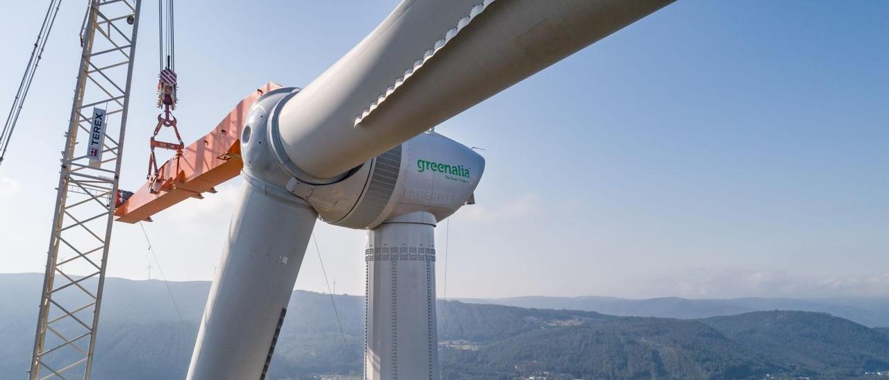 Colocación de un aerogenerador en un parque eólico de Greenalia. // FDV