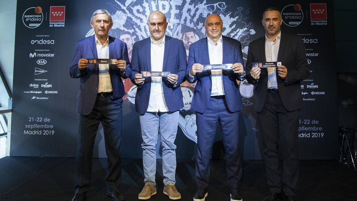 Pesic (Barça), Ponsarnau (Valencia), Laso (Madrid) y Cuspinera (Fuenlabrada) posan en el sorteo de la Supercopa