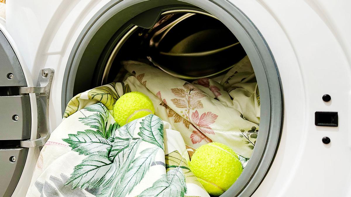 Experto en limpieza asegura que una pelota de tenis en la secadora &quot;evita que la ropa se junte, distribuye el calor y hay más suavidad&quot;: así hay que introducirla