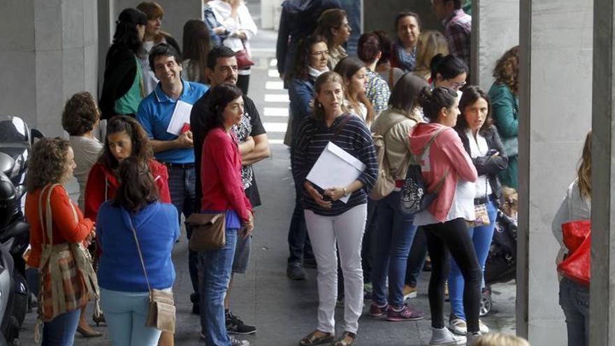 Unos 300 interinos se concentran frente a la Consejería de Educación en protesta por los retrasos de las listas