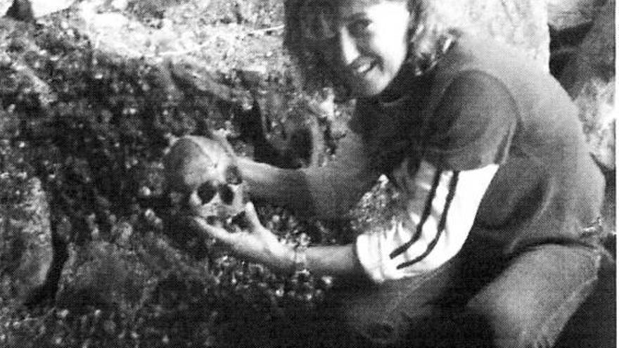 La arqueóloga María Noval muestra el cráneo del «hombre asturiense» hallado en una cueva entre Purón y Andrín.